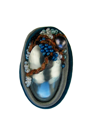 ring: textiel, nautilusschelp, zoetwaterparel, glaskralen