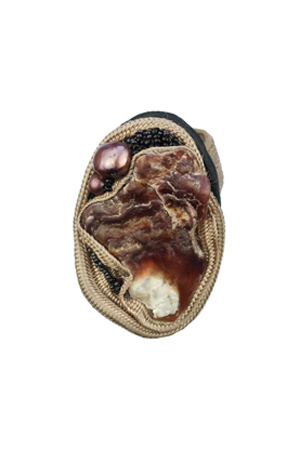 ring: textiel, schelp, zoetwaterparels, glaskralen