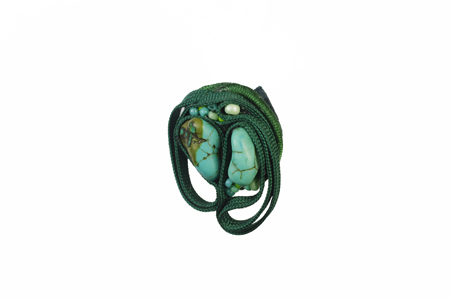 ring: textiel, nautilusschelp, glaskralen
